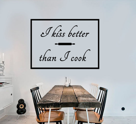 Wandaufkleber mit lustigem Spruch „I Kiss Better Than I Cook“ aus Vinyl (3326ig)