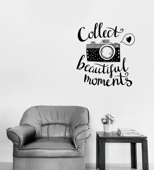 Wandtattoo Retro Fotokamera mit Schriftzug „Collect Moments“ aus Vinyl, n1152